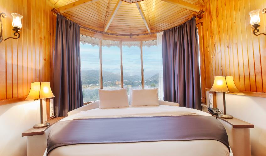 En fazla 2 yetişkin + 1 çocuk + 1 bebek (0-2 yaş) veya 1 yetişkin + 1 çocuk + 1 bebek (0-2 yaş).