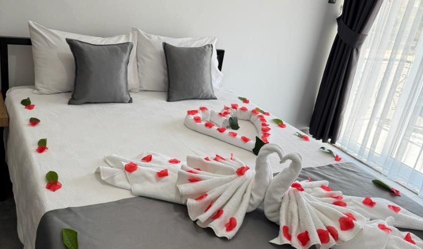 En az 2 yetişkin, En fazla 4 yetişkin veya 3 yetişkin + 1 çocuk.