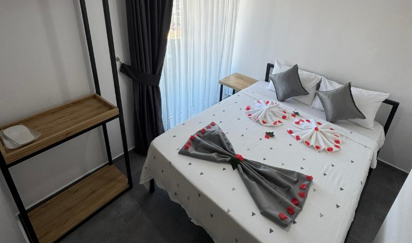 En az 2 yetişkin, En fazla 3 yetişkin veya 2 yetişkin + 1 çocuk.