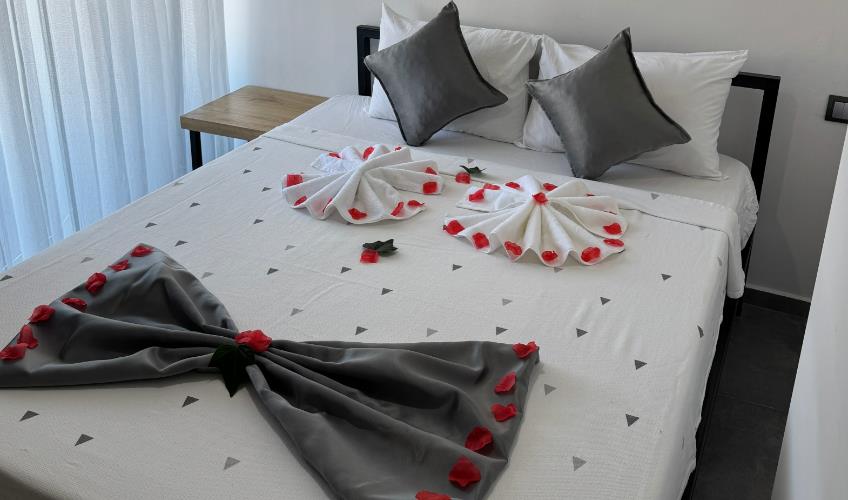 En fazla 4 yetişkin veya 3 yetişkin + 1 çocuk.