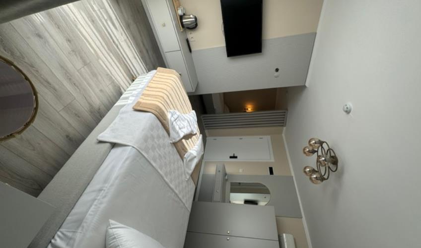 En fazla 3 yetişkin.