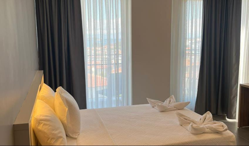 En fazla 2 yetişkin.