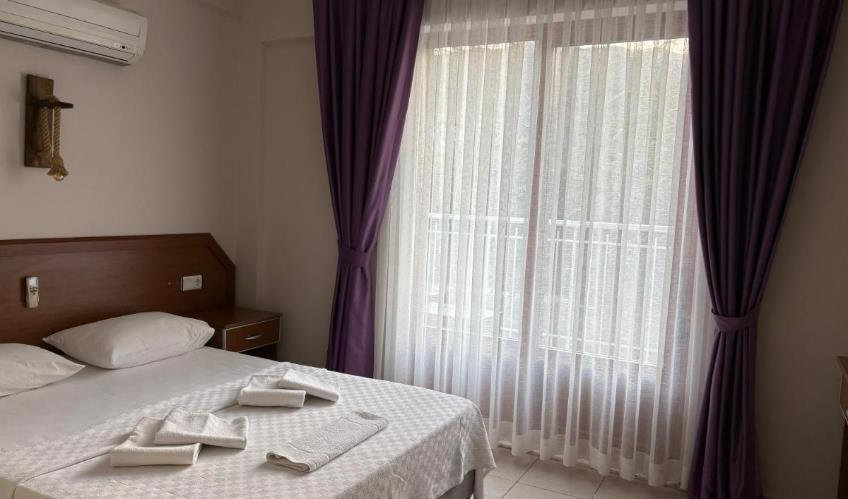 En fazla 2 yetişkin + 1 bebek (0-2 yaş).