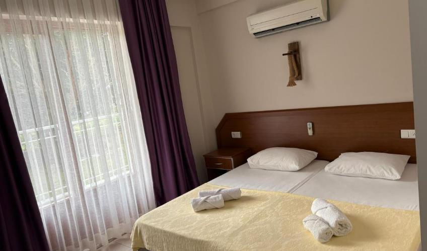 En fazla 3 yetişkin + 1 bebek (0-2 yaş).