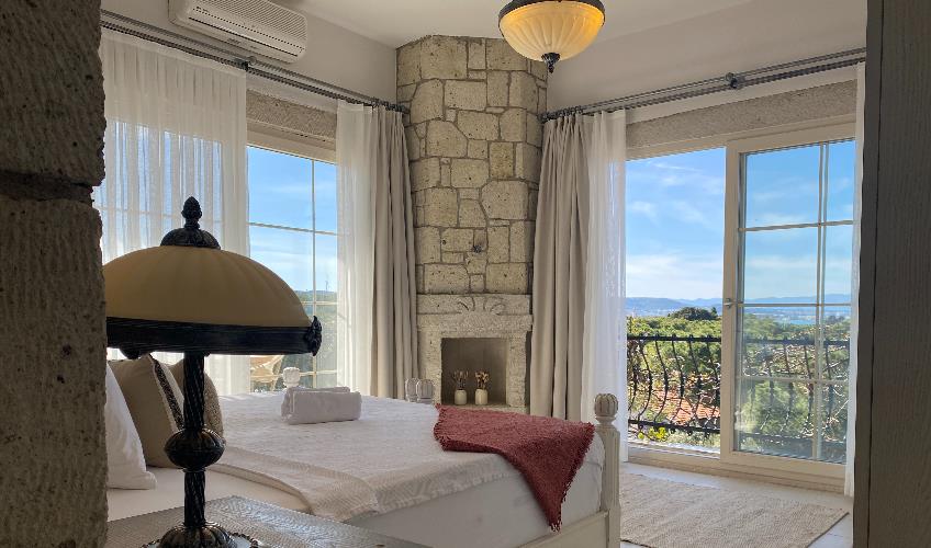 En fazla 2 yetişkin + 1 bebek (0-2 yaş).