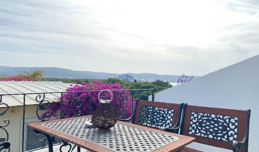 En fazla 4 yetişkin + 1 bebek (0-2 yaş).