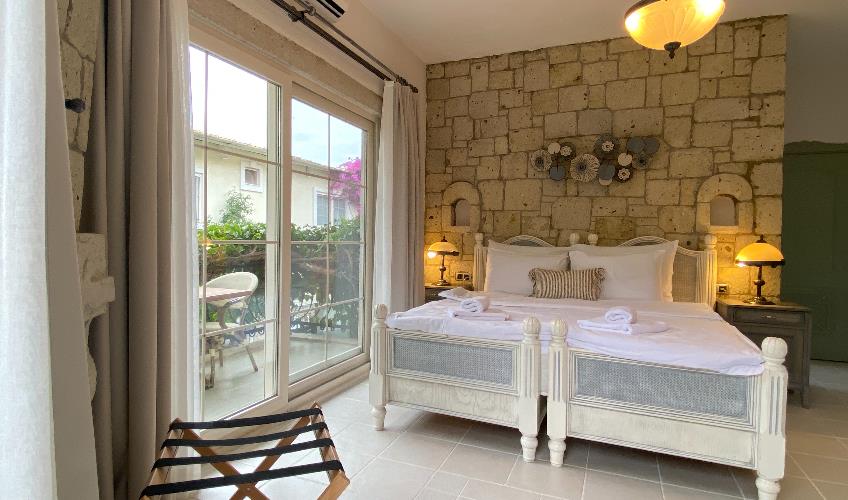 En fazla 3 yetişkin + 1 bebek (0-2 yaş).