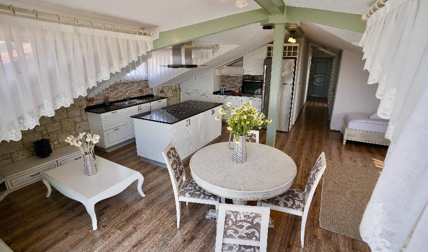 En fazla 4 yetişkin + 2 çocuk + 1 bebek (0-2 yaş) veya 3 yetişkin + 2 çocuk + 1 bebek (0-2 yaş).