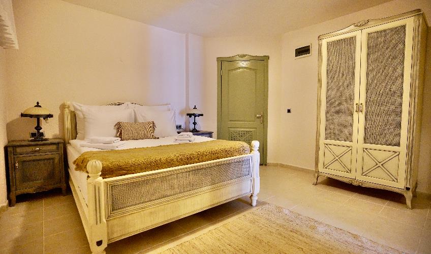 En fazla 4 yetişkin + 1 çocuk + 1 bebek (0-2 yaş) veya 3 yetişkin + 1 çocuk + 1 bebek (0-2 yaş).