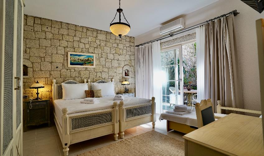 En fazla 3 yetişkin + 1 bebek (0-2 yaş).