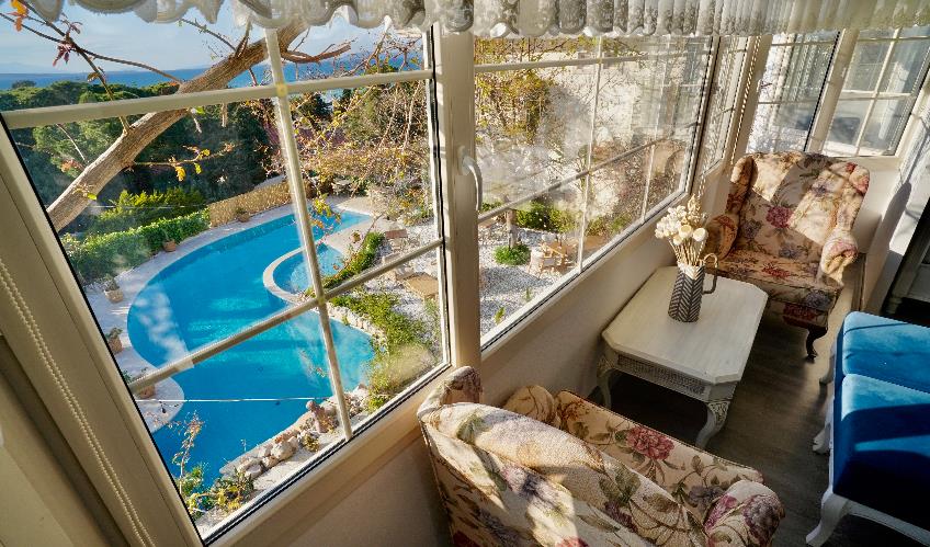 En fazla 4 yetişkin + 1 çocuk + 1 bebek (0-2 yaş) veya 3 yetişkin + 1 çocuk + 1 bebek (0-2 yaş).