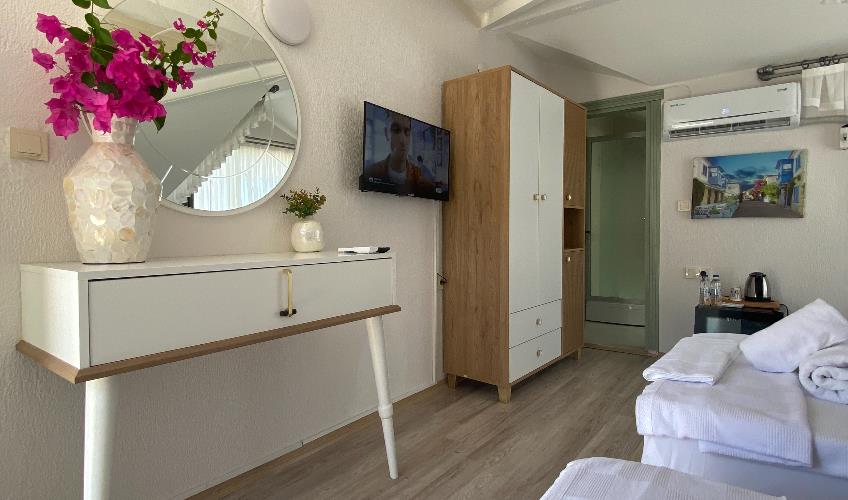 En fazla 2 yetişkin + 1 bebek (0-2 yaş).