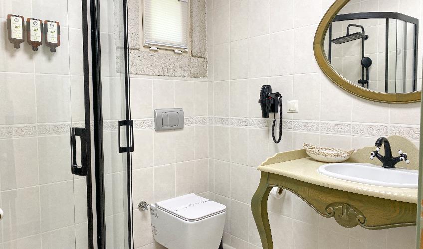 En fazla 3 yetişkin + 1 bebek (0-2 yaş).