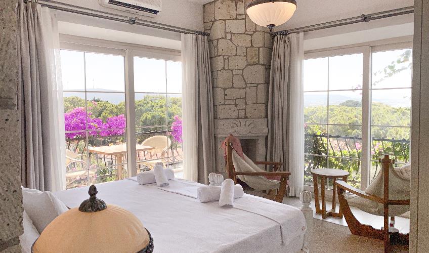 En fazla 2 yetişkin + 1 bebek (0-2 yaş).