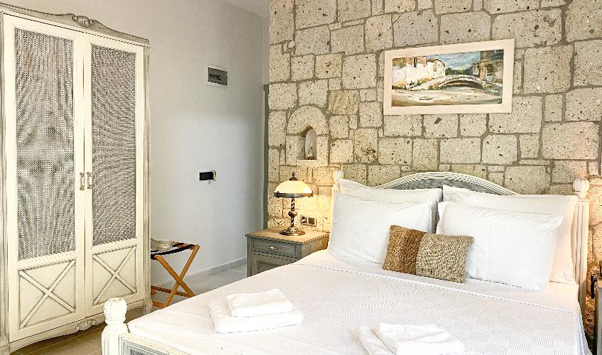 En fazla 3 yetişkin + 1 bebek (0-2 yaş).