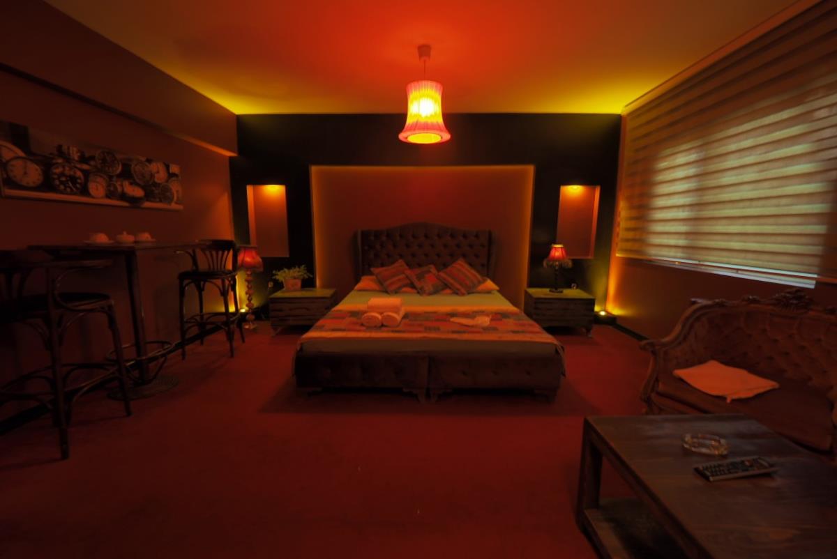 En fazla 2 yetişkin + 1 bebek (0-2 yaş).