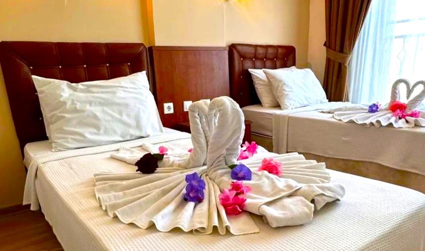 En fazla 2 yetişkin + 1 çocuk + 1 bebek (0-2 yaş) veya 1 yetişkin + 1 çocuk + 1 bebek (0-2 yaş).