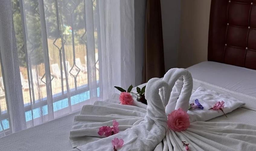 En fazla 4 yetişkin + 1 çocuk + 1 bebek (0-2 yaş) veya 3 yetişkin + 1 çocuk + 1 bebek (0-2 yaş).