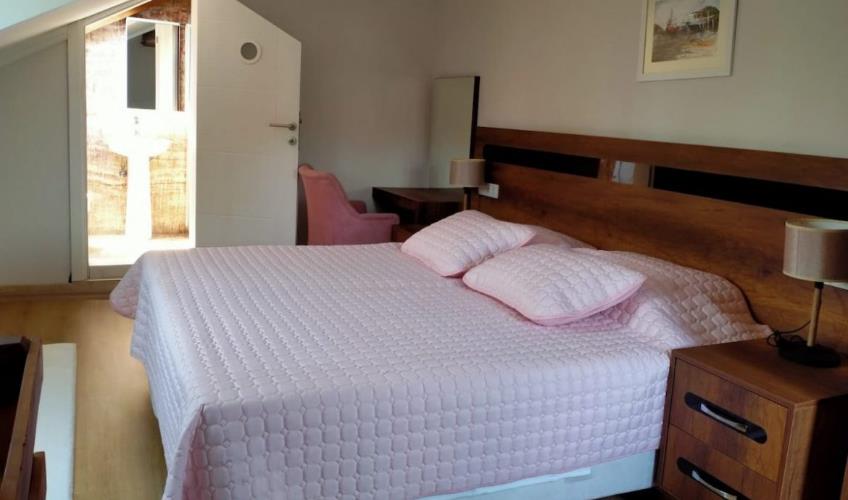 En fazla 4 yetişkin.