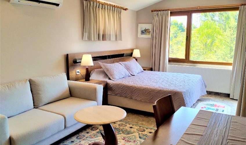 En fazla 2 yetişkin + 1 bebek (0-2 yaş).