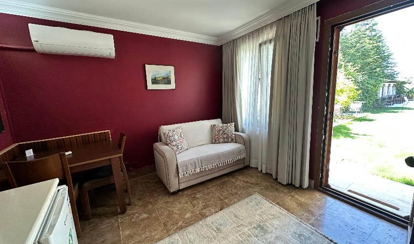 En fazla 2 yetişkin + 1 bebek (0-2 yaş).