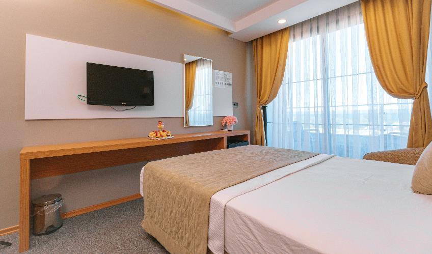 En fazla 3 yetişkin + 1 çocuk veya 2 yetişkin + 1 çocuk.