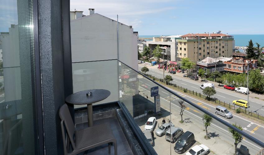 En fazla 3 yetişkin + 1 çocuk veya 2 yetişkin + 1 çocuk.