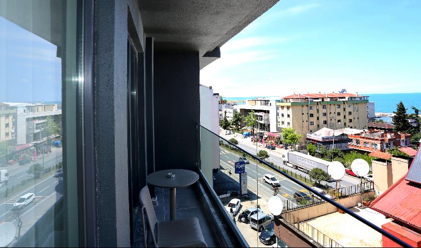 En fazla 3 yetişkin + 1 çocuk veya 2 yetişkin + 1 çocuk.