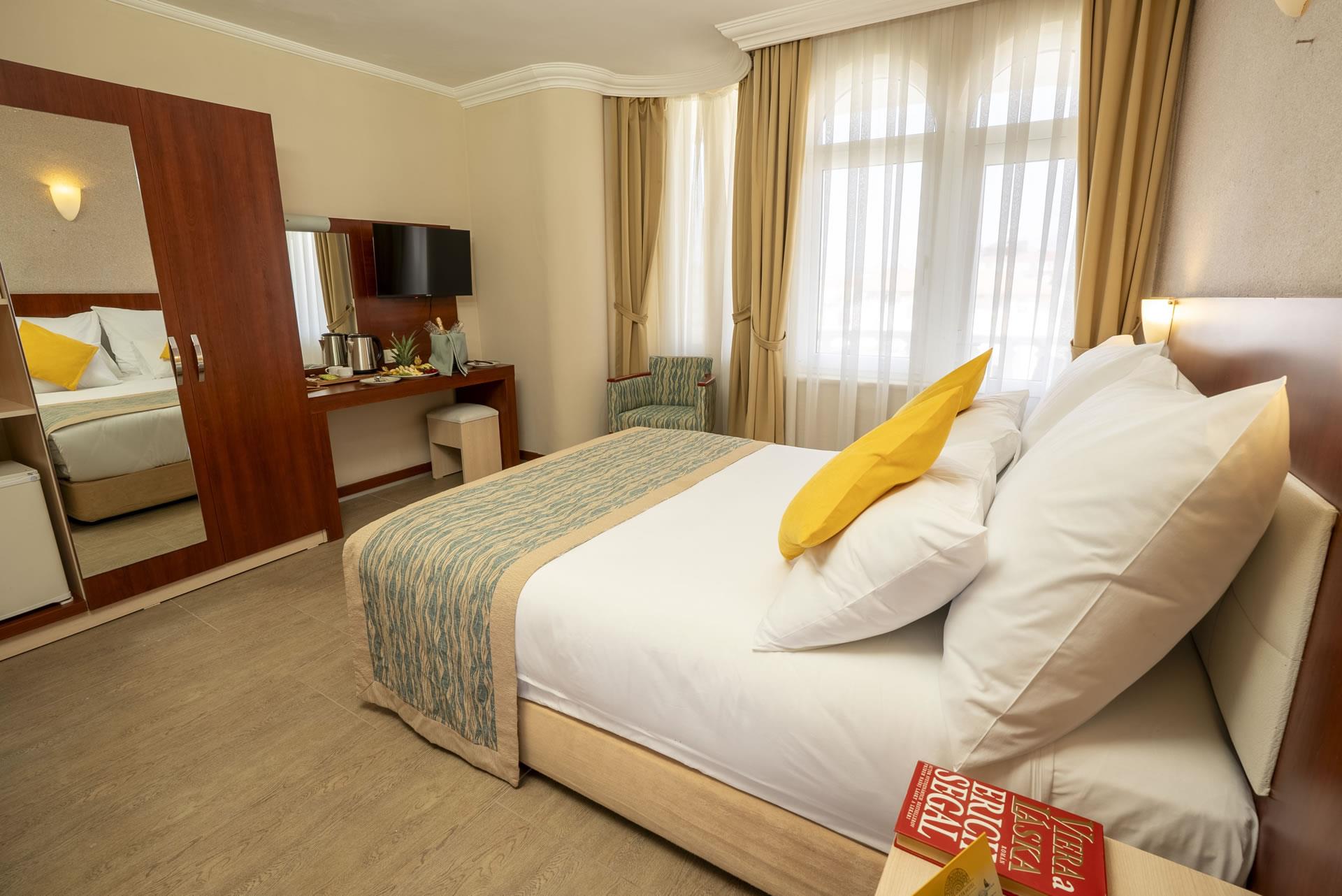 En fazla 3 yetişkin veya 2 yetişkin + 1 çocuk.