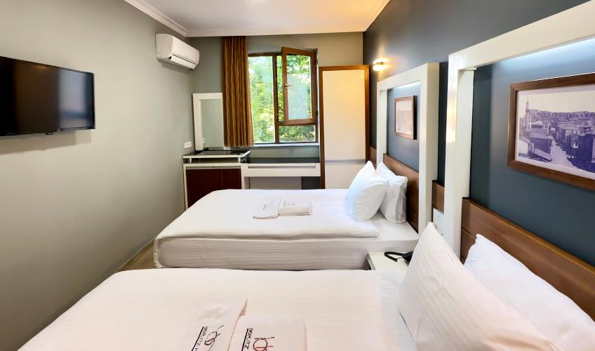 En fazla 2 yetişkin + 1 bebek (0-2 yaş).