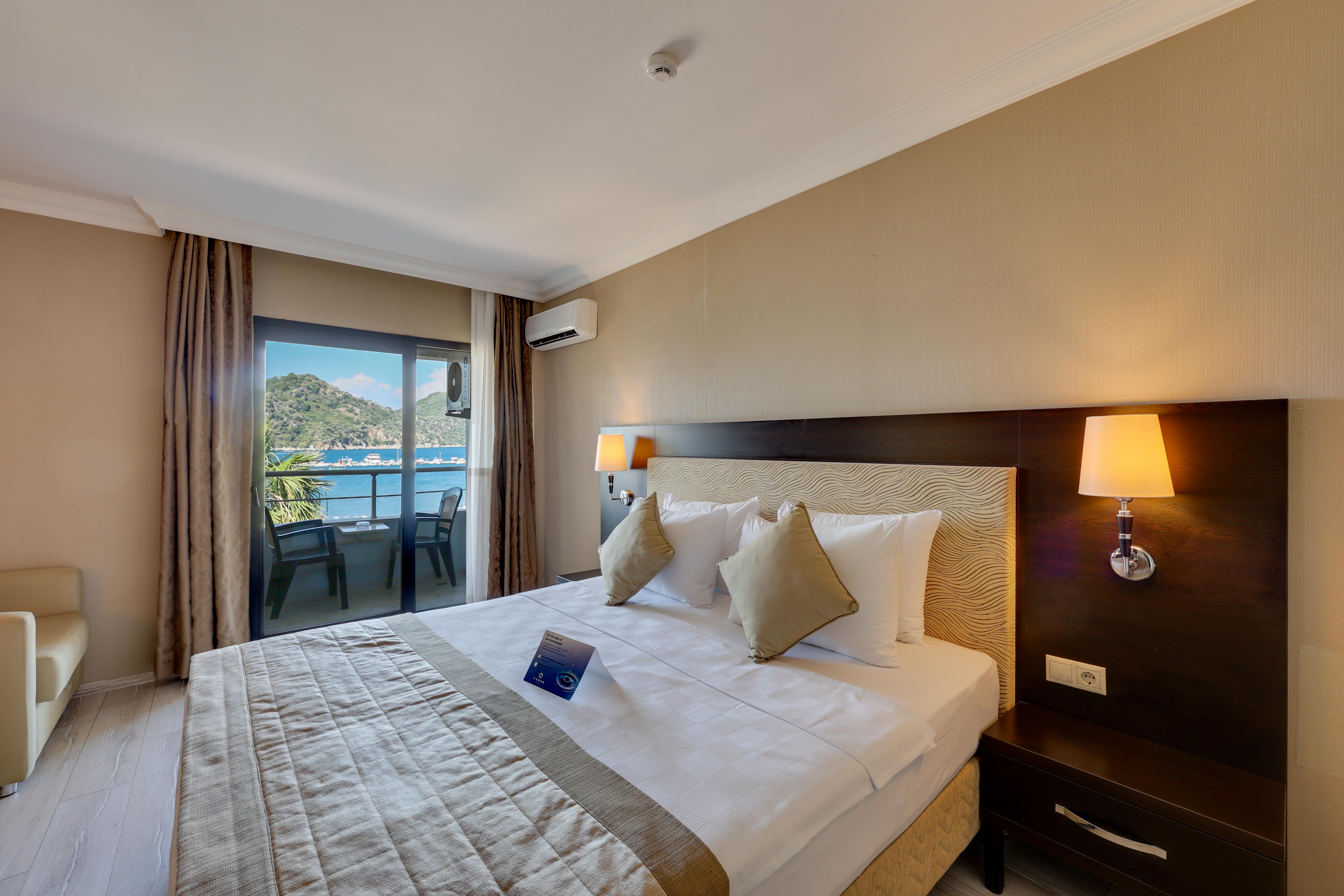 En fazla 3 yetişkin.