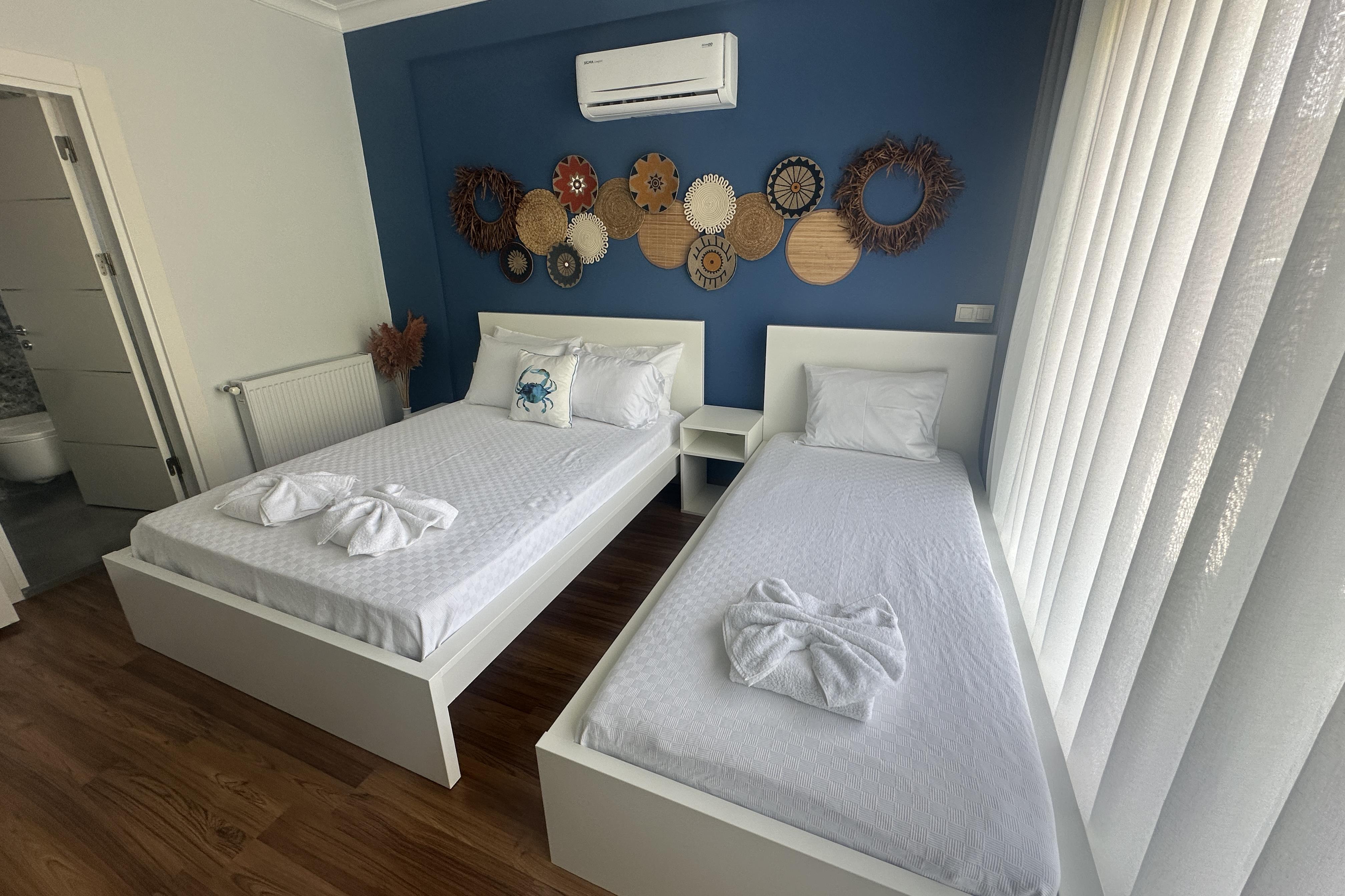 En fazla 3 yetişkin.