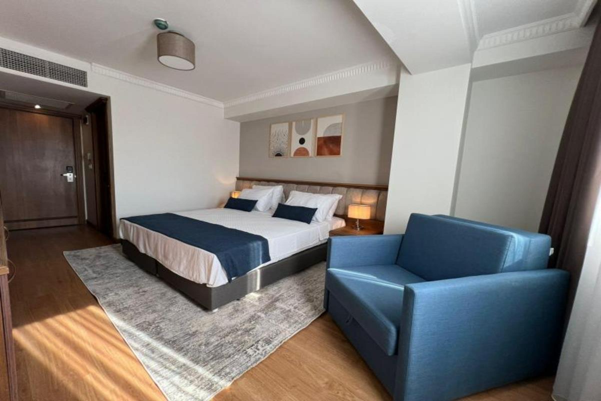 En fazla 3 yetişkin + 1 bebek (0-2 yaş).