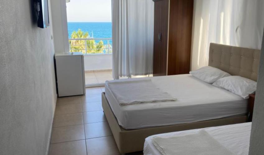 En fazla 2 yetişkin + 1 bebek (0-2 yaş).