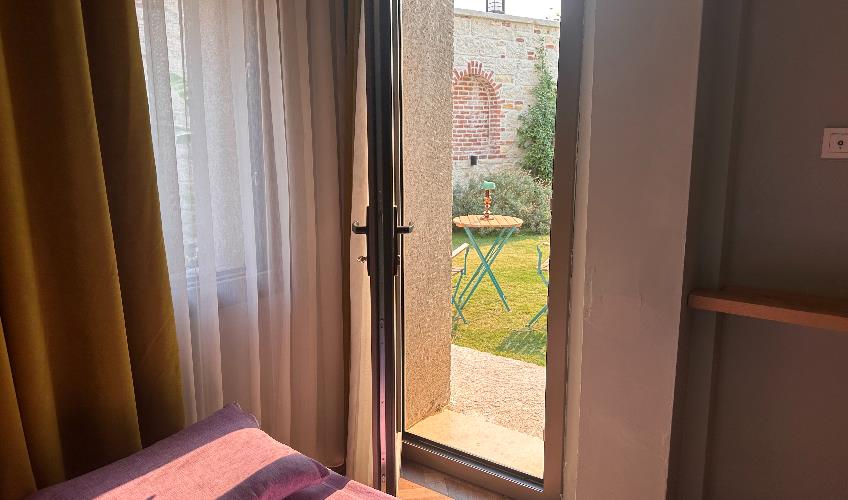 En fazla 3 yetişkin + 1 çocuk + 1 bebek (0-2 yaş) veya 2 yetişkin + 1 çocuk + 1 bebek (0-2 yaş).