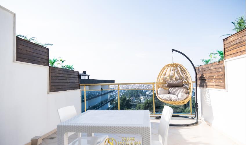 En fazla 2 yetişkin + 1 çocuk + 1 bebek (0-2 yaş) veya 1 yetişkin + 1 çocuk + 1 bebek (0-2 yaş).