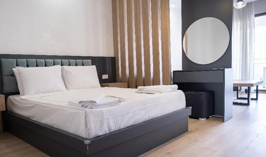 En fazla 2 yetişkin + 1 bebek (0-2 yaş).