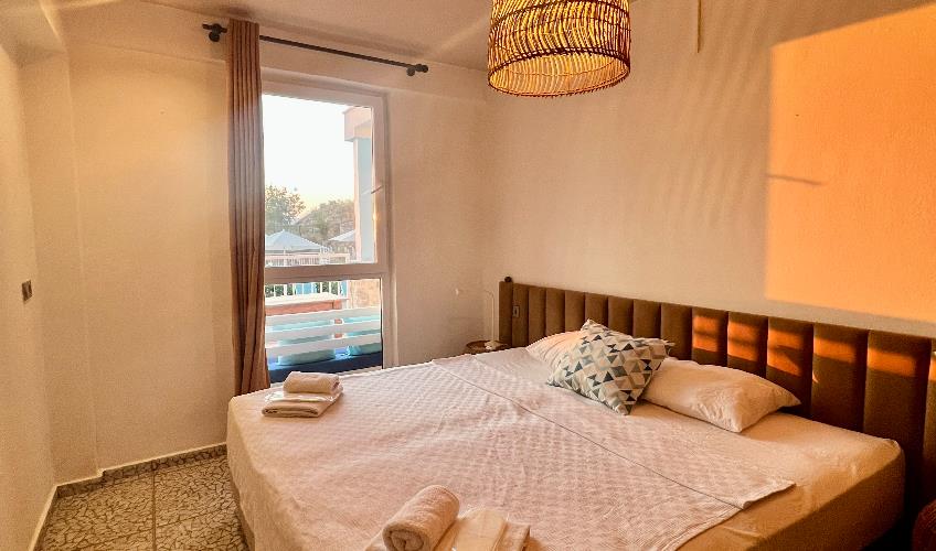 En fazla 4 yetişkin.