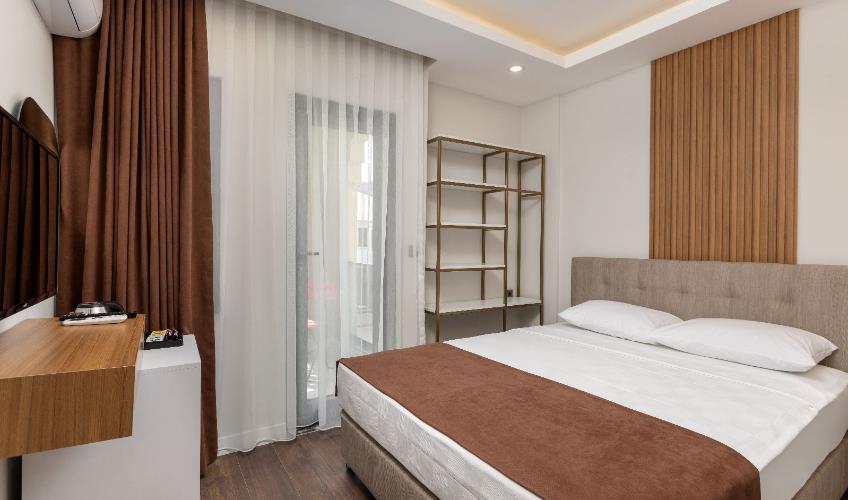 En fazla 2 yetişkin + 1 bebek (0-2 yaş).