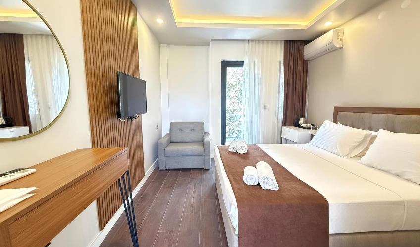 En fazla 3 yetişkin + 1 bebek (0-2 yaş).