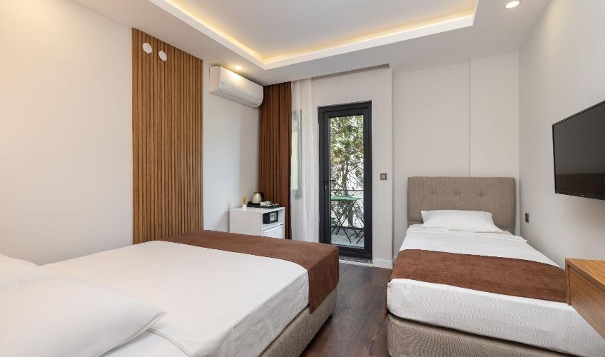 En fazla 3 yetişkin + 1 bebek (0-2 yaş).