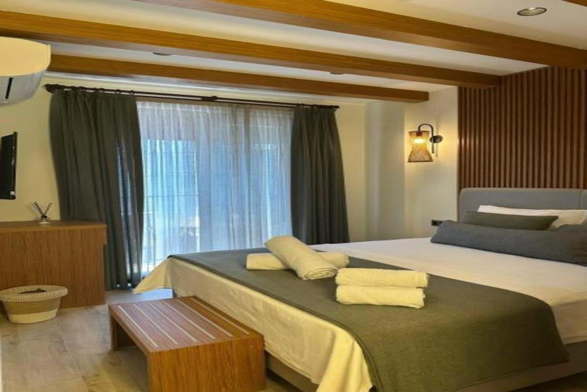 En fazla 2 yetişkin + 1 bebek (0-2 yaş).