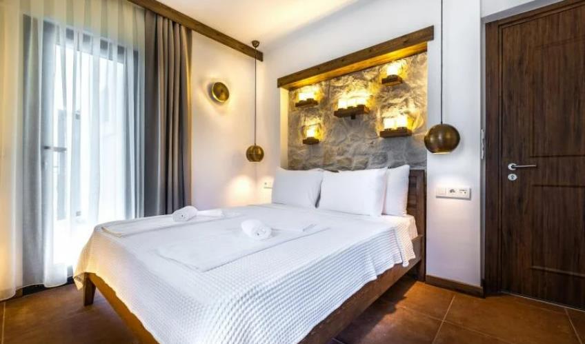 En fazla 3 yetişkin.