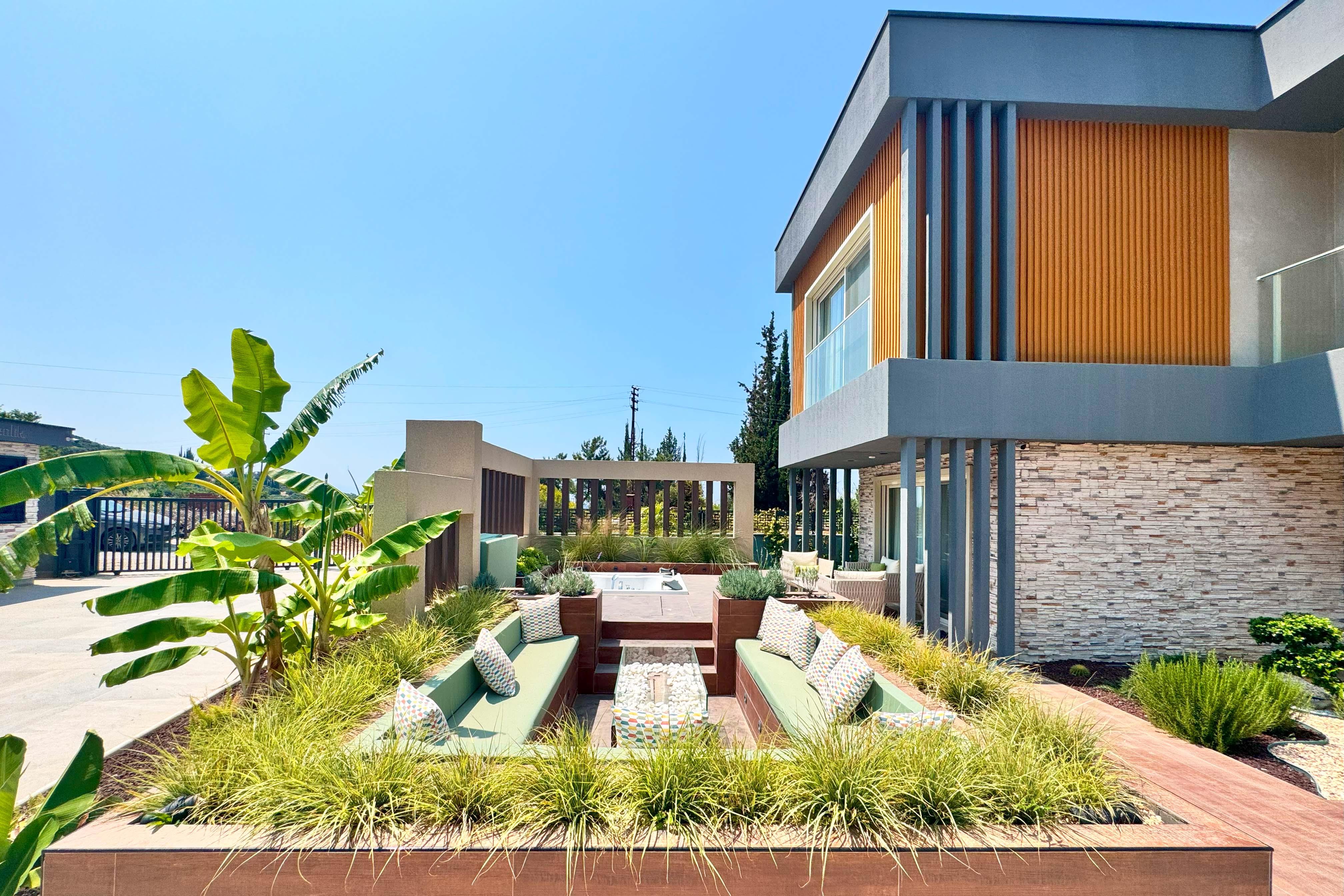 En fazla 4 yetişkin + 2 çocuk + 1 bebek (0-2 yaş) veya 3 yetişkin + 2 çocuk + 1 bebek (0-2 yaş).