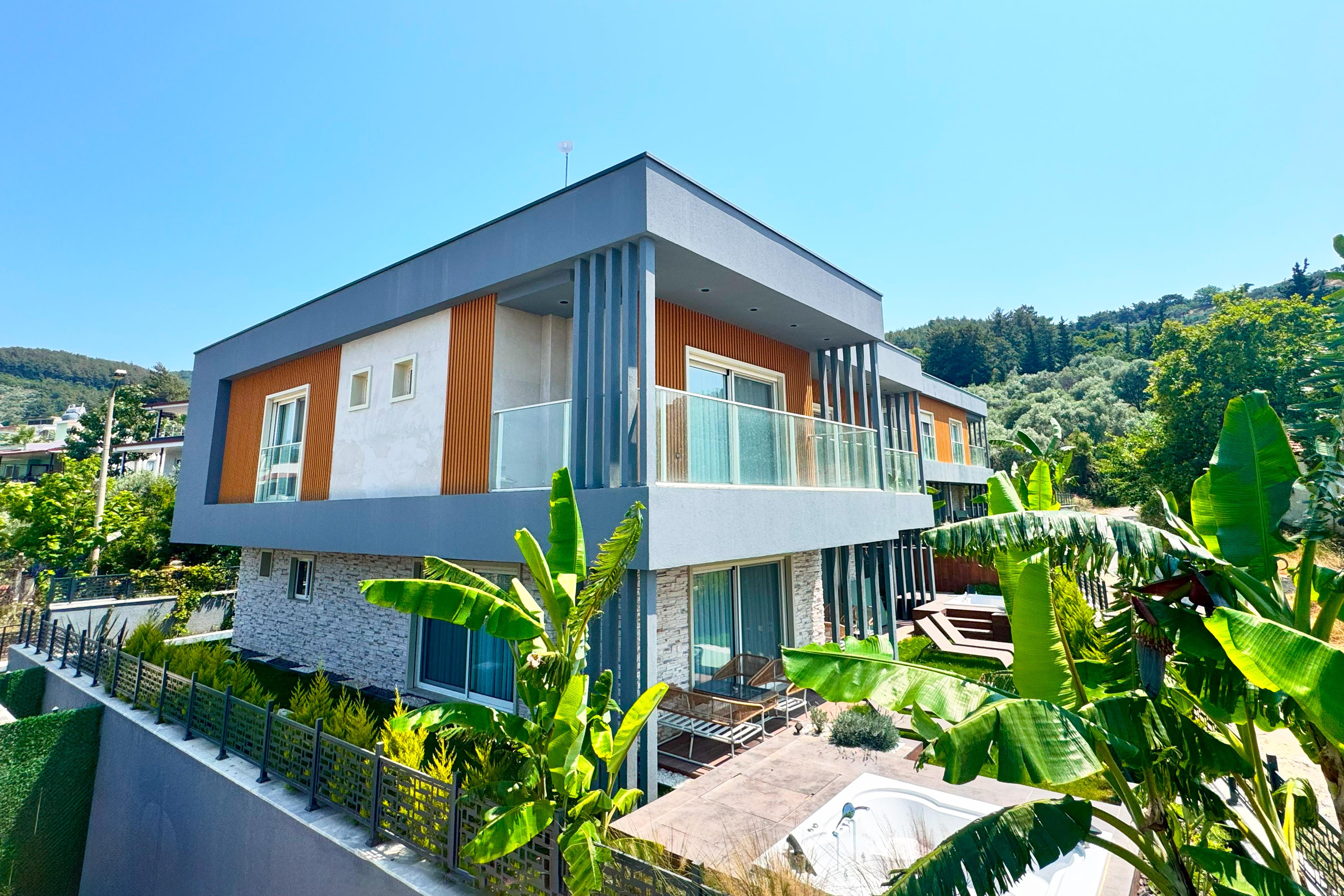 En fazla 4 yetişkin + 2 çocuk + 1 bebek (0-2 yaş) veya 3 yetişkin + 2 çocuk + 1 bebek (0-2 yaş).