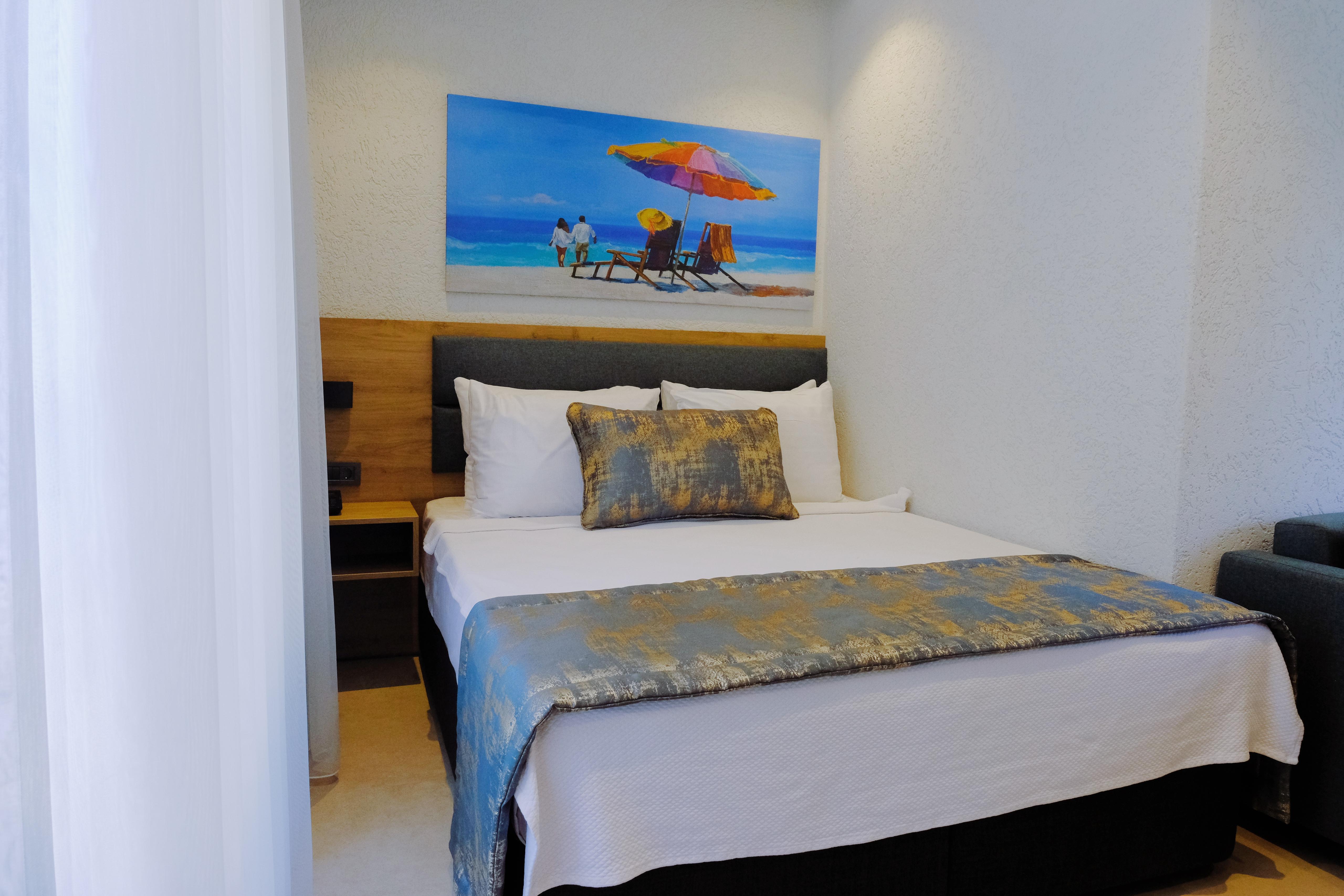 En fazla 2 yetişkin + 1 çocuk + 1 bebek (0-2 yaş) veya 1 yetişkin + 1 çocuk + 1 bebek (0-2 yaş).