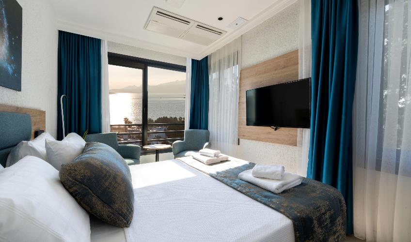 En fazla 3 yetişkin + 1 çocuk + 1 bebek (0-2 yaş) veya 2 yetişkin + 1 çocuk + 1 bebek (0-2 yaş).