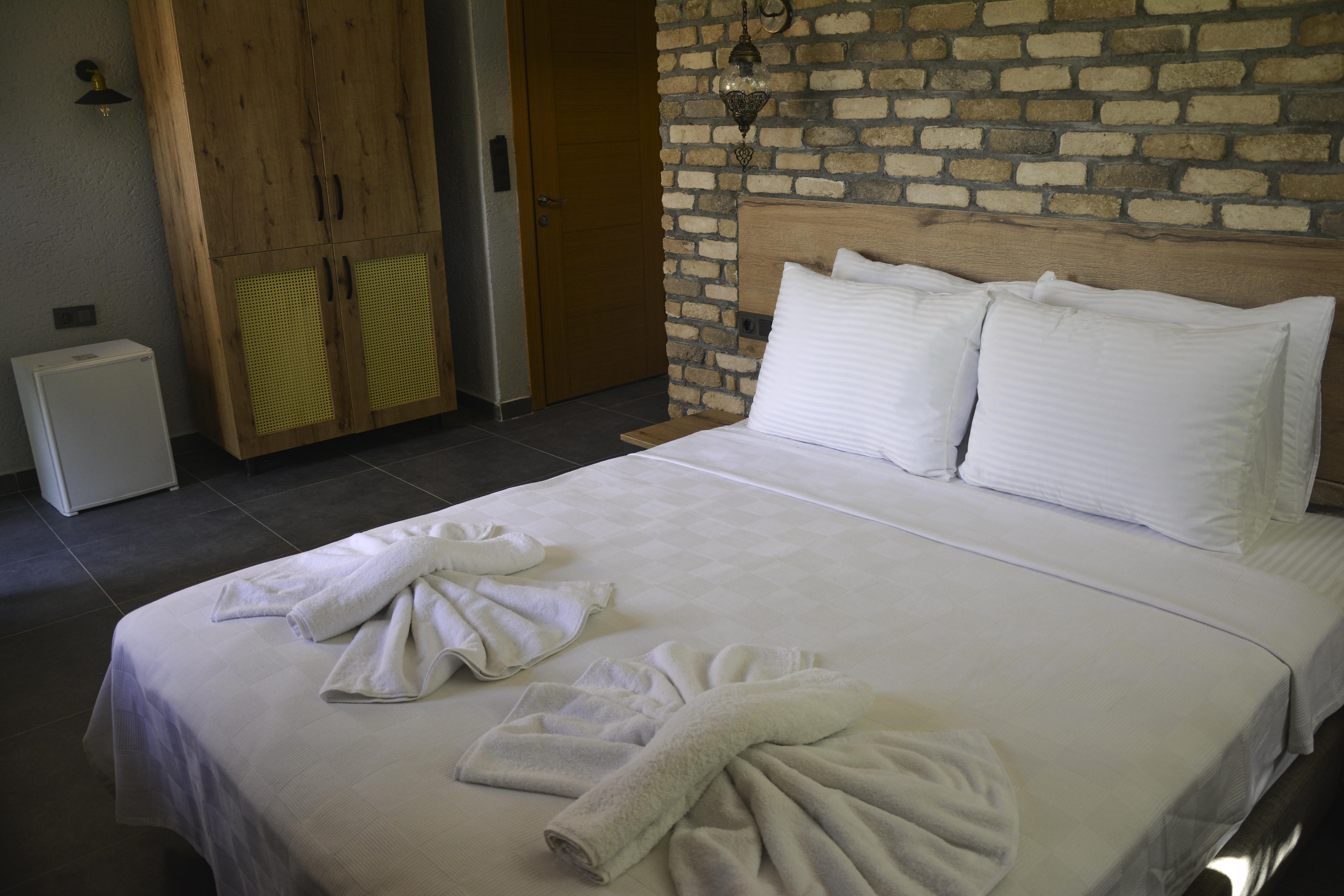 En fazla 3 yetişkin.