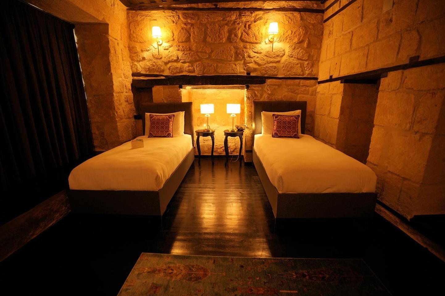 En fazla 2 yetişkin + 1 bebek (0-2 yaş).