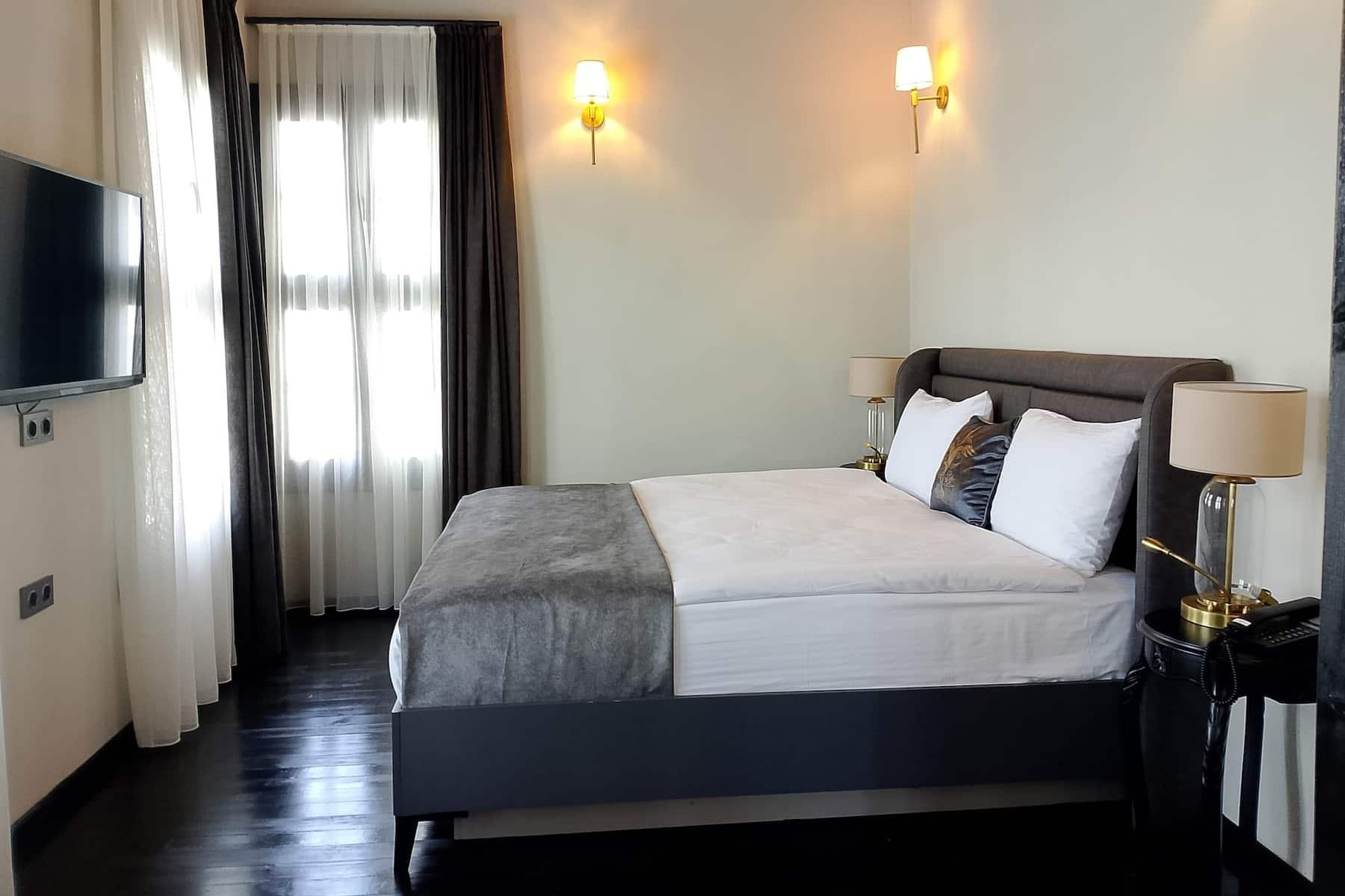 En fazla 2 yetişkin + 1 bebek (0-2 yaş).